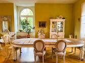 Elegantes Esszimmer mit Stuck und Parkett - 