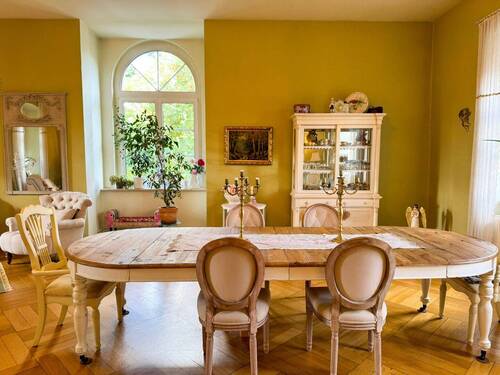 Elegantes Esszimmer mit Stuck und Parkett - 