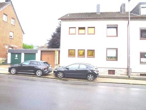 Vorderansicht - Modernisierte Doppelhaushälfte mit herrlichem Garten und Garage