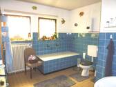Bad mit Wanne, Dusche und Fenster - 