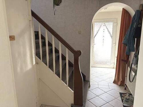 Flur mit Treppe ins OG - 
