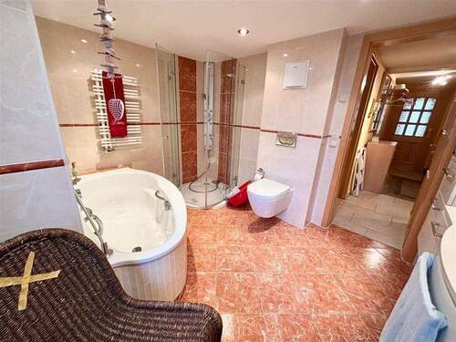 Tageslichtbad mit Wanne und Dusche (EG) - 