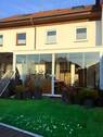 Blick vom Garten auf den Wintergarten - Ein RH für eine junge Familie: Nestbau gefällig ?