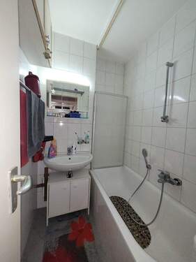 Bad mit Wanne - 