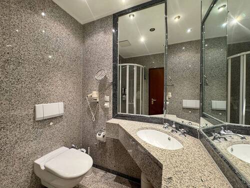 Badezimmer mit Dusche - 