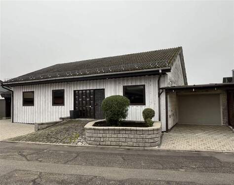 Hausansicht - Sanierungsobjekt mit klarer Substanz, Flächenreserven und vielseitigen Nutzungsperspektiven