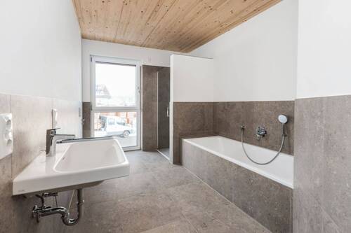 Großes Badezimmer mit Badewanne und Dusche - 