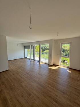 Blick aus der Küchenecke.jpg - Neubau Erstbezug 83 qm EG 3 Zimmer-Wohnung mit Balkon und Panoramablick in Kernscheid ab sofort!