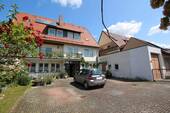 Garage und Stellplätze - 1 Zimmer Mehrfamilienhaus, Wohnhaus zum Kaufen in Rödelsee