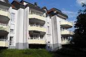 Hausansicht mit Balkon - Helle, attraktive 3-Zi.-Whg. mit Balkon und Stellplatz!
