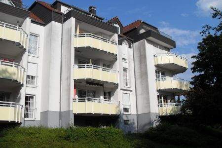 Hausansicht mit Balkon - Helle, attraktive 3-Zi.-Whg. mit Balkon und Stellplatz!