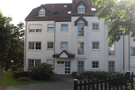 Hausansicht mit Eingangsbereich - 3 Zimmer Etagenwohnung zur Miete in Lüdenscheid