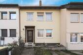 Fronansicht - Familienfreundliches Reihenmittelhaus in 90449 Nürnberg-Gebersdorf - Wohlfühlen auf allen Ebenen