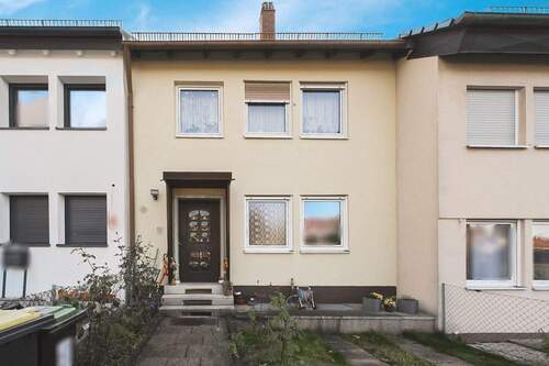 Fronansicht - Familienfreundliches Reihenmittelhaus in 90449 Nürnberg-Gebersdorf - Wohlfühlen auf allen Ebenen