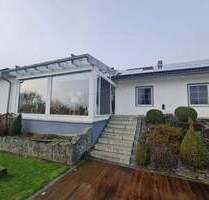 Passau-Rittsteig: Bungalow mit Wintergarten, Außenpool und separatem 1-Zim.-Appartement, traumhafter Fernblich über die Stadt hinweg