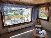 Wohnzimmer mit Ausblick - 2 Zimmer Einfamilienhaus in Freital