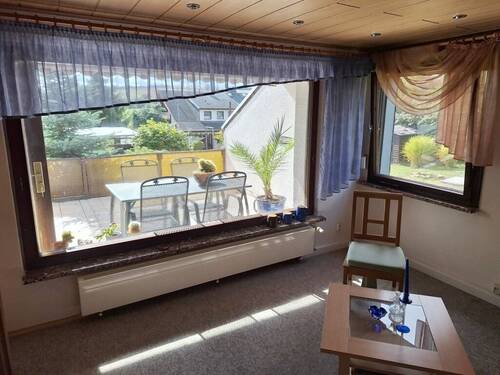 Wohnzimmer mit Ausblick - 2 Zimmer Einfamilienhaus in Freital