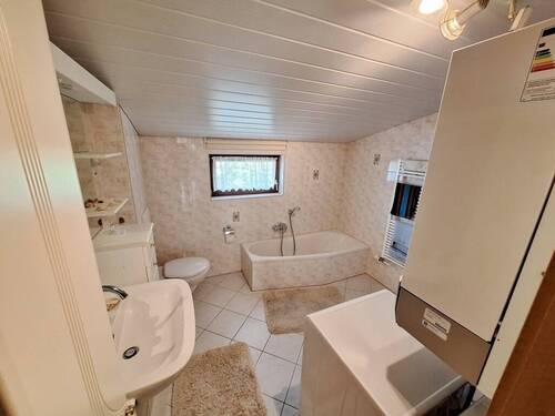 Bad mit Wanne und Dusche - Einfamilienhaus mit 43,00 m&sup2; in Freital zum Kaufen