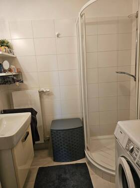 Bad mit Viertelkreisdusche - 