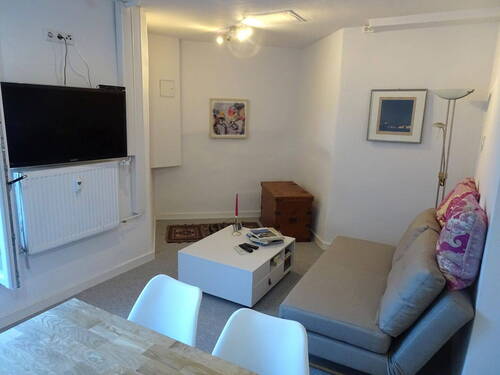 Wohnzimmer mit Schlafsofa - Etagenwohnung mit 64,20 m² in Oberaudorf zum Kaufen