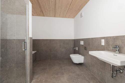 Bad mit Dusche u. Badewanne - 