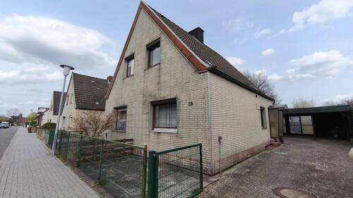 Ansicht - Sanierungsbedürftige, kleine Doppelhaushälfte mit Garten in ruhiger Lage von Uetersen