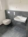 Modernes Tageslichtbad mit Dusche - 