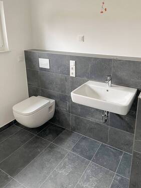 Modernes Tageslichtbad mit Dusche - 