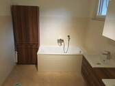 Bad, hier mit Badewanne - 