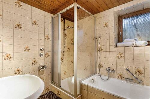 Bad mit Wanne und Dusche - 