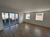 Wohnzimmer mit Zugang zum Balkon - 4 Zimmer Etagenwohnung in Wassertrüdingen