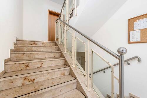 Treppenhaus - 1 Zimmer Mehrfamilienhaus, Wohnhaus zum Kaufen in Berlin