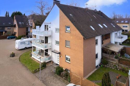 Außenansicht - Charmante 3,5 Zimmer DG-Whg. mit großem Balkon