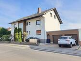 Außenansicht mit Garage - 4 Zimmer Etagenwohnung zum Kaufen in Poppenroth