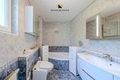 Raum zum Wohlfühlen: Bad mit Dusche und gemütlicher Wanne - 