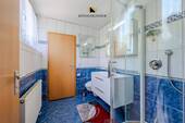 Frische und Komfort – modernes Bad mit Dusche - 