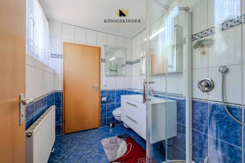 Frische und Komfort – modernes Bad mit Dusche - 