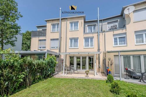 Hausansicht von Süden – Terrasse und Garten im Blick - Charmantes Reihenmittelhaus mit Garten, Terrasse & Balkon in Metzingen.