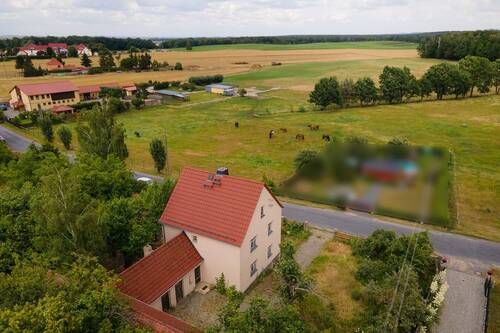 Hauptgebäude mit Blick in die Landschaft - 7 Zimmer Einfamilienhaus zum Kaufen in Moritzburg