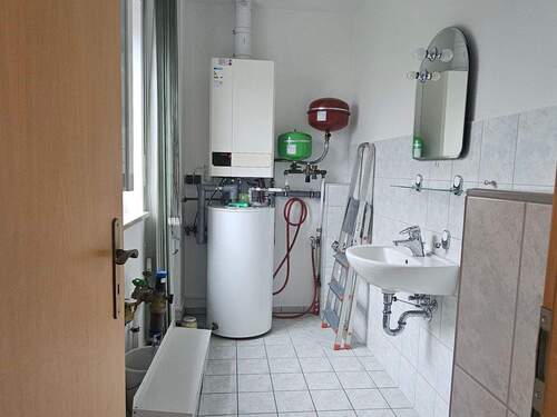 Hausanschlussraum mit Heizung und Gäste-WC - 