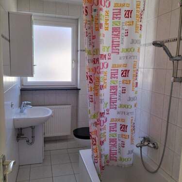 Bad mit Wanne und WC - Etagenwohnung mit 55,00 m&sup2; in Lauf a. d. Pegnitz zur Miete