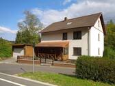 Hausansicht von der Straße - Ortsrandlage Rauenberg: gepflegtes Zweifamilienhaus mit 5.108m² großen Grundstück