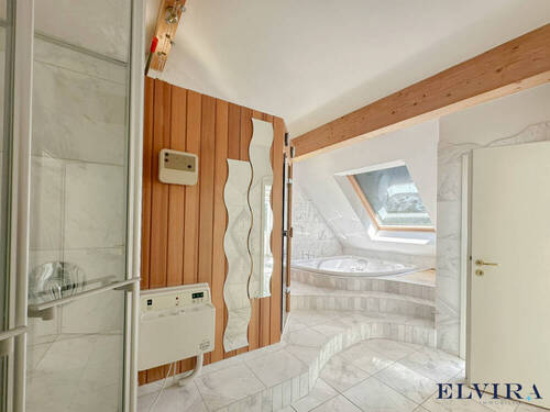 Wellnessbereich mit Sauna,Whirpool und Dusche - 
