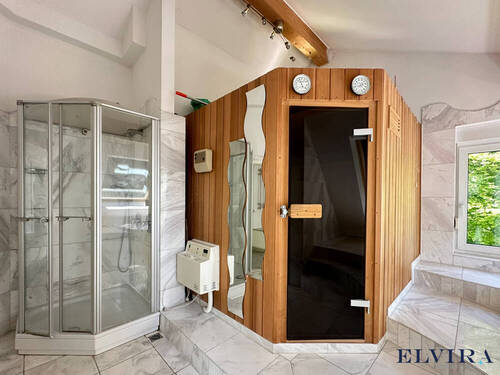 Wellnessbereich mit Sauna,Whirpool und Dusche - 