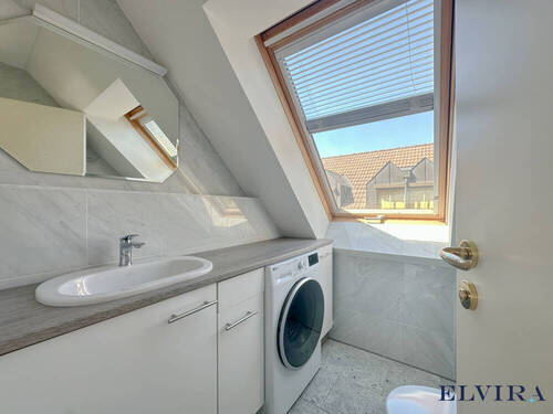 Separates WC mit Waschtisch und Waschmaschinenanschluss - 