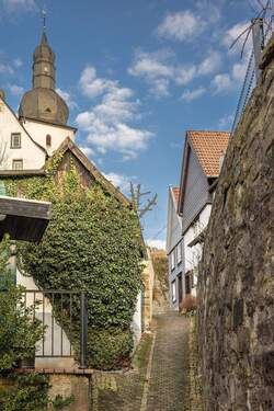 Gasse zum Haus und Glockenturm - 