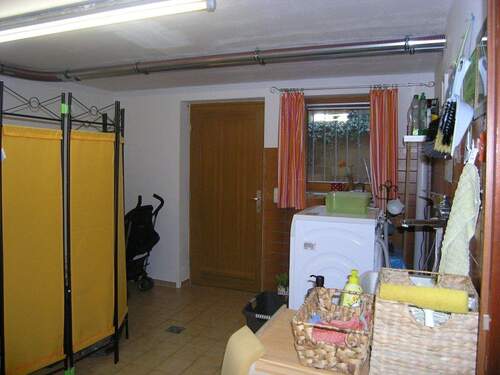 Waschraum mit Zugang zum Garten - 