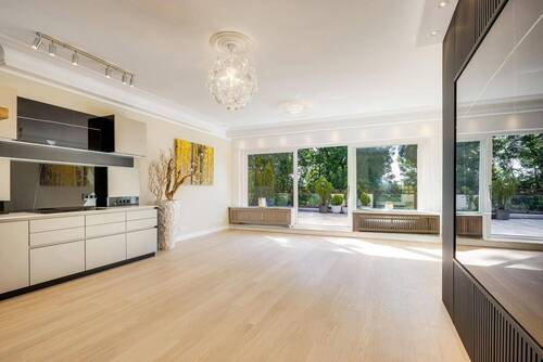 Wohn-Esszimmer mit Traumblick - 4 Zimmer Etagenwohnung in München