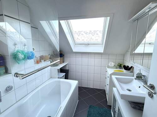 Tageslichtbad - Gemütliche 3-Zimmer-ETW im Dachgeschoss mit Balkon, Einbauküche & TG-Stellplatz. Derzeit vermietet.