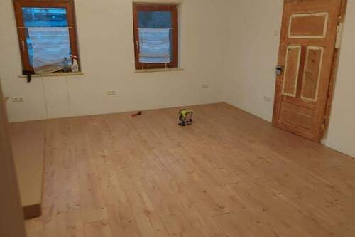 Wohnzimmer - 7 Zimmer Einfamilienhaus zum Kaufen in Eging am See